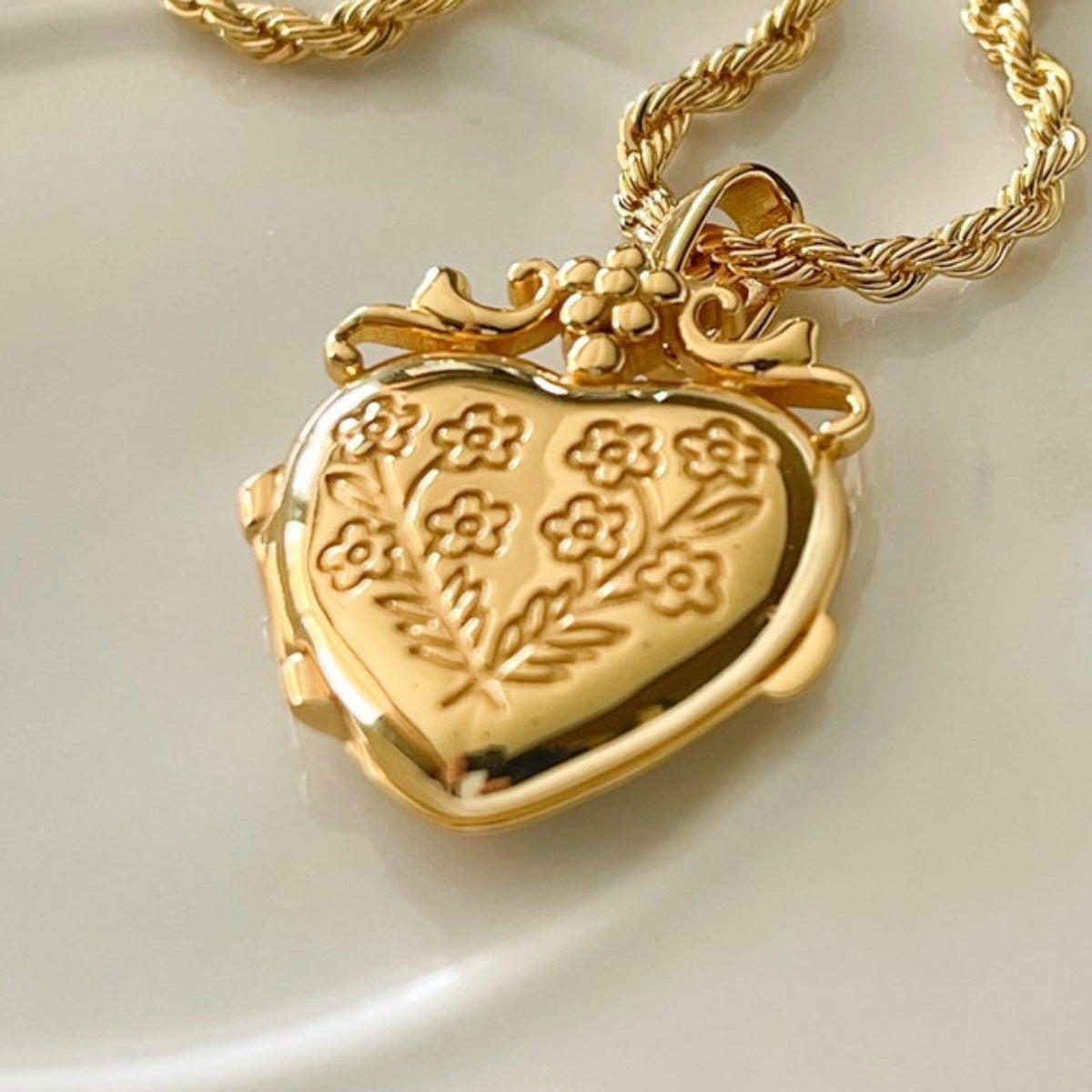 Love Flower Photo Album Pendant Square Opening Necklace Niche Design Opening And Closing LOVE Pendant Clavicle Chain